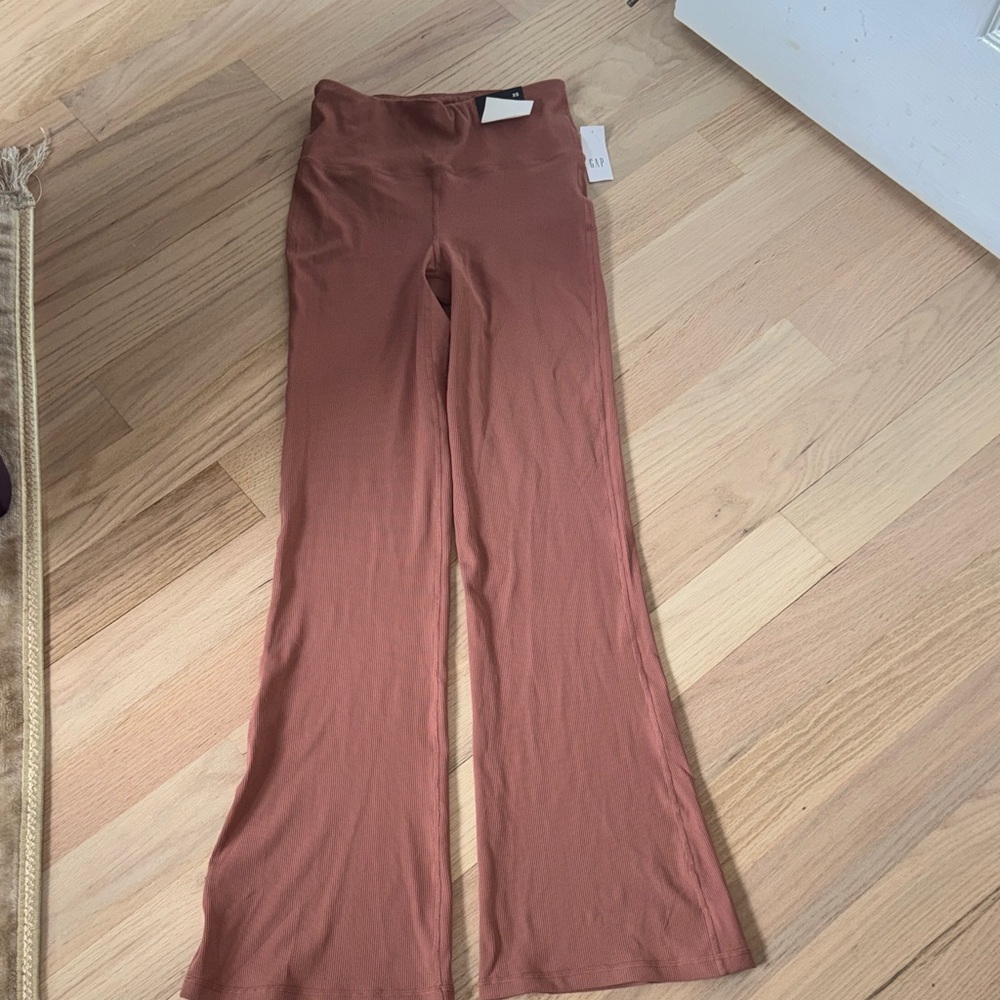 GAP Ribbed High-Rise Leggings in Rust